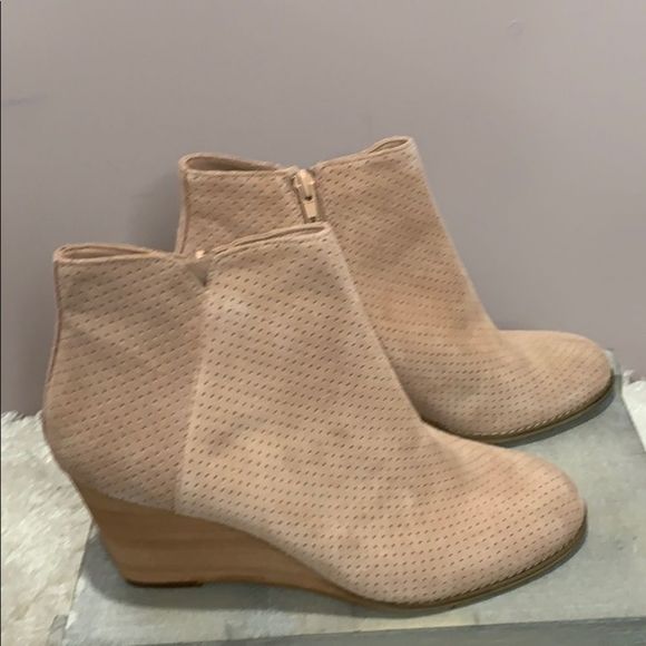 SUSINA Hannon Leather Wedge Bootie NIB - Picture 2 of 8